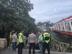 Jembatan Ambruk di Jalur Lahat-Muara Enim, 4 Truk Terperosok