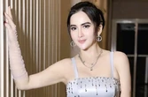 Dianna Dee Starlight Tampil Elegan dan Seksi di MV Tukang Bohong