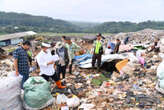 Sampah di TPA Sarimukti Longsor