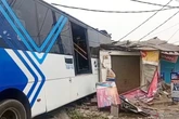Bus Transjakarta Seret Sepeda Motor Lalu Hantam 4 Ruko di Cakung