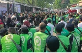 Peduli Kondisi Sosial, 98 Resolution Network Bagikan Sembako Kepada Pengendara Ojek Online
