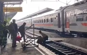 Detik-Detik Penumpang KA Ciremai Terperosok di Rel Stasiun Semarang Poncol