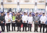 Sekda Edward Candra Sambut Hangat Kepulangan Jemaah Haji Kloter 1 Asal OKU Timur
