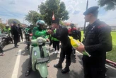 Lihat, Brimob Sumut Bagi-Bagi 1.000 Karung Beras kepada Pengemudi Ojol