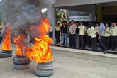 Mahasiswa Demo Tolak Perpanjangan Masa Jabatan Rektor UHO Prof Zamrun