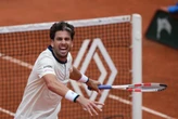 Kejutan di Babak Pertama Roland Garros 2025, Raket Terbang