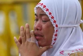 Isak Tangis Warnai Doa & Tabur Bunga untuk Keluarga Korban Kapal Tenggelam KMP Tunu Pratama Jaya