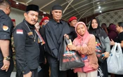 GRIB Jaya Salurkan Ribuan Paket Sembako, Hercules Didoakan Warga