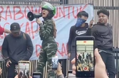 Ikut Demo di DPR, Lucinta Luna Berorasi hingga Kibarkan Bendera One Piece