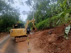 Jalan Tertutup Longsor-Lumpur Tebal Pascabanjir Bandang Cisolok Sukabumi