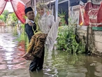 Banjir Jadi Saksi Akad Nikah Sepasang Pengantin di Semarang