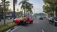 Mobil Mustang Tabrak Pembatas Jalan di Pekanbaru, Begini Nasib Pengemudi