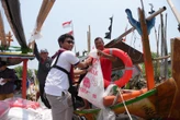 Hari Maritim Sedunia, Waruna Group Beri Nelayan Alat Tangkap Ramah Lingkungan