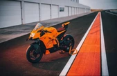 KTM 990 RC R: Si Oranye yang Siap Menggigit