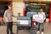 AKBP Ruri Serahkan Bantuan Mesin Pipil Jagung dari Kapolri kepada 2 Kelompok Tani