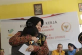 Peluk Haru Mensos Risma untuk Anak-Anak PMI di Nunukan Supaya Sukses