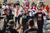 Siti Atikoh Ganjar Senam Sehat Bareng Ribuan Relawan Laju Indonesia di Karawang