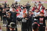 Senam Bareng Warga Karawang, Siti Atikoh Menggaungkan Pentingnya Olahraga dan Hidup Sehat