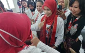 Hadiri Rakornas PIJAR, Atikoh Ganjar Berkomunikasi dengan Disabilitas Pakai Bahasa Isyarat