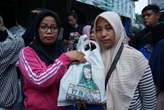 Sintawati Peduli, Sukarelawan Gelar Tebus Murah Sembako di Jaksel