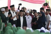 Bu Sanih Merampai 2 Lagu Rhoma Irama, Ganjar di Bekasi Jadi Ginanjar