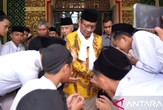 Pak Mahfud Kunjungi Pesantren Tertua di Ciamis, Para Santri Berebutan Cium Tangan
