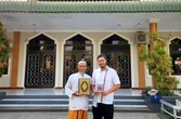 Panji Soeharto Menyerahkan Al-Qur'an ke Masjid YAMP di Kupang