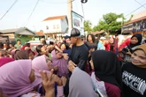 Ibu di Karawang Menangis Saat Curhat ke Ganjar: Kami Cari Kerja Dipersulit