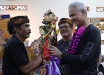 Simbol Harapan Seniman Tradisi, Ganjar Dihadiahi Wayang Golek Kesatria