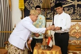 Di Keraton Cirebon, Anies Genggam Keris Pusaka Simbol Kepemimpinan Sunan Gunung Jati