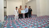 MUI DKI Gandeng Le Minerale Salurkan 2.600 Galon Air Mineral untuk Korban Kebakaran di Manggarai