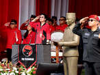 Megawati Memimpin Pengibaran Bendera Merah Putih di Hadapan Lautan Satgas PDIP, Lihat