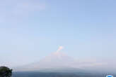 Gunung Semeru Erupsi dengan Menyemburkan Abu Vulkanik Setinggi 1 Km di Atas Puncak