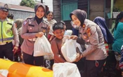 Lihat, Aksi Iptu Rara Menerobos Banjir Bawa Bantuan Jadi Pelipur Lara Bagi Warga Rohil