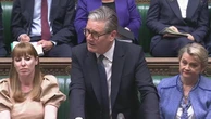 Starmer makes fun of Farage: ‘First through the e-gates in France’