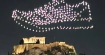 Adidas revolta gregos por tênis projetado com drones sobre a Acrópole em ação promocional
