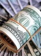Dólar abre a semana em alta com expectativas por 'tarifaço de Trump'