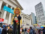 Curitiba tem manifestação de oposição ao governo Bolsonaro, mesmo com chuva e frio