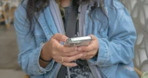 Por que jovens não atendem o telefone? Especialista ensina como lidar com o comportamento que irrita os pais