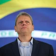 Reação de Tarcísio a tarifaço faz dele alvo da esquerda e do bolsonarismo
