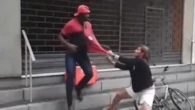 Ex-atleta que atacou entregador com coleira é condenada por racismo