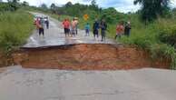 Trecho de rodovia no Acre se rompe após chuva forte e isola cidades