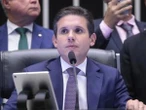 Hugo Motta nega pressão para derrubar IOF; Fazenda negocia Amanda Klein