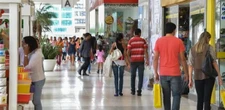 Comércio vive altos e baixos em julho; queda no e-commerce acende alerta