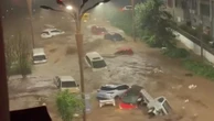 Enchentes intensas deixam estradas e veículos submersos no norte da China
