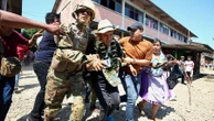 Candidato a presidente na Bolívia é atacado com pedras após votar em escola