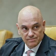 Moraes mostra 'dedo do meio' na forma de discurso a 'milicianos' golpistas Leonardo Sakamoto