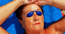 'Alerta global': olhar do britânico Martin Parr sobre consumismo e mudança climática é tema de mostra em Paris