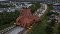 Igreja centenária de 672 toneladas é movida por 5 km na Suécia; veja vídeo