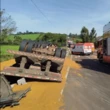 Esposa de motorista morre soterrada por carga de caminhão que tombou em SC